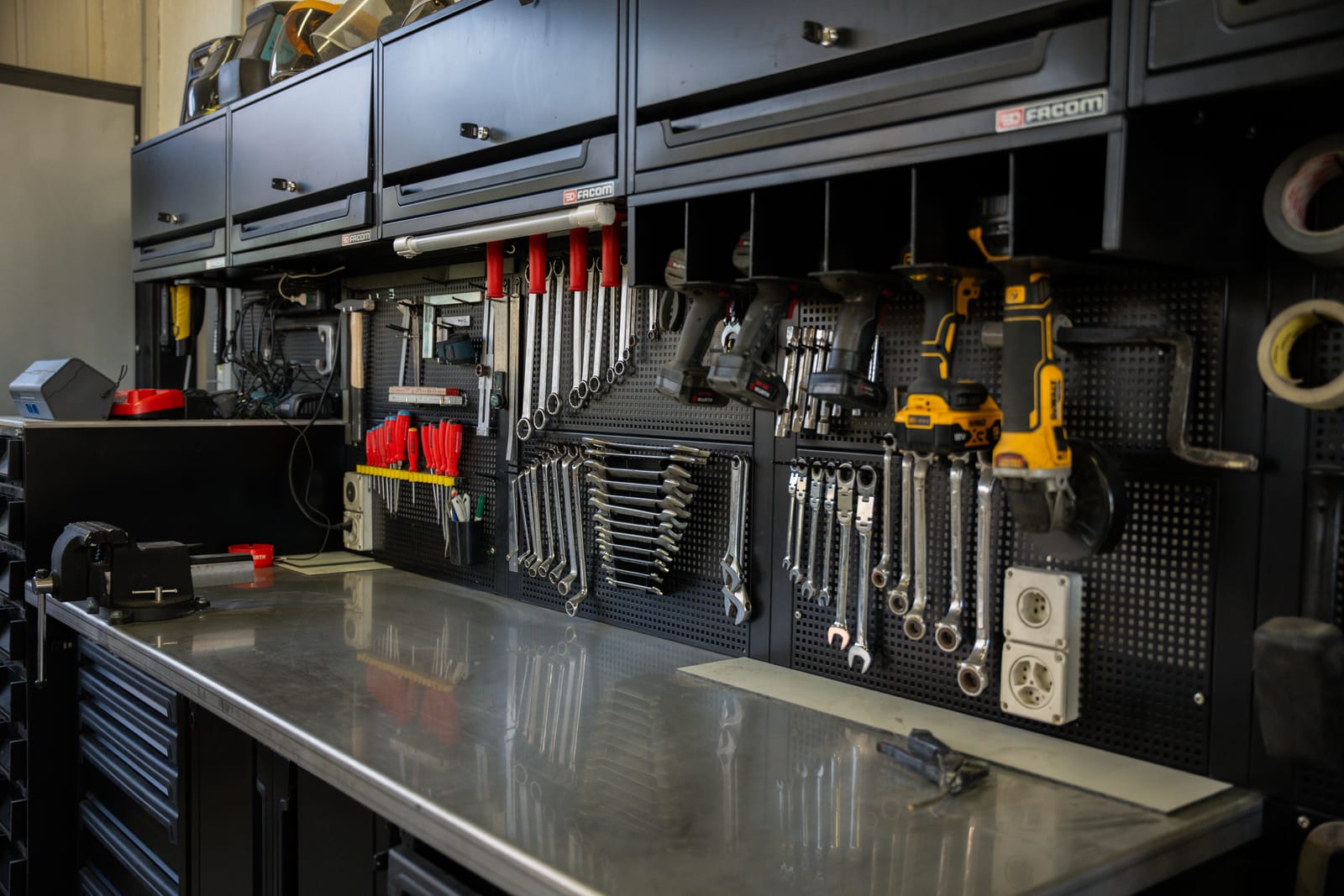 Établi et outillage de l'atelier de la Carrosserie du Gibloux